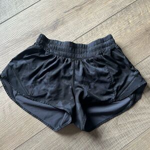 LULULEMON Hotty Hot Shorts | 2 | black camo
